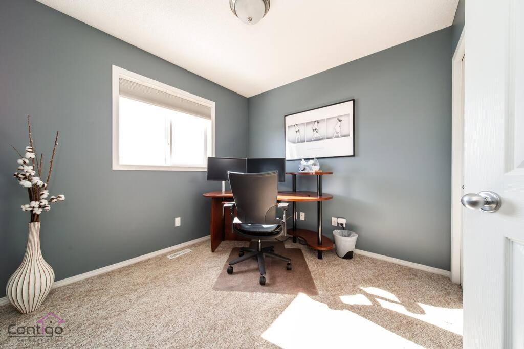 Stylish Euro Vibes Home, Small Gym, Ac, Yard, Office Holiday home Edmonton