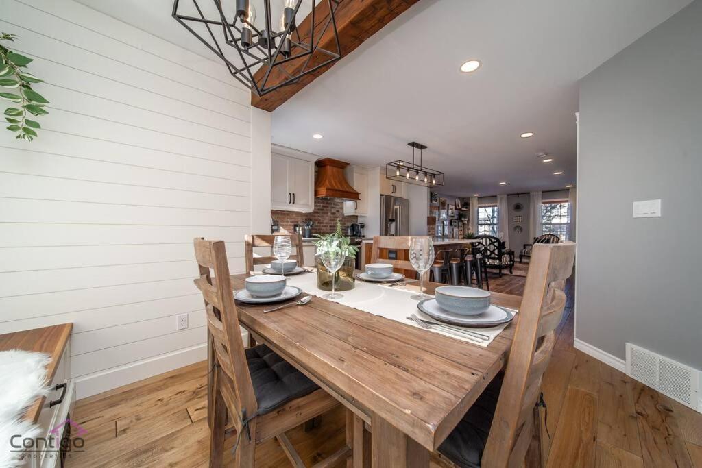 Stylish Euro Vibes Home, Small Gym, Ac, Yard, Office Edmonton