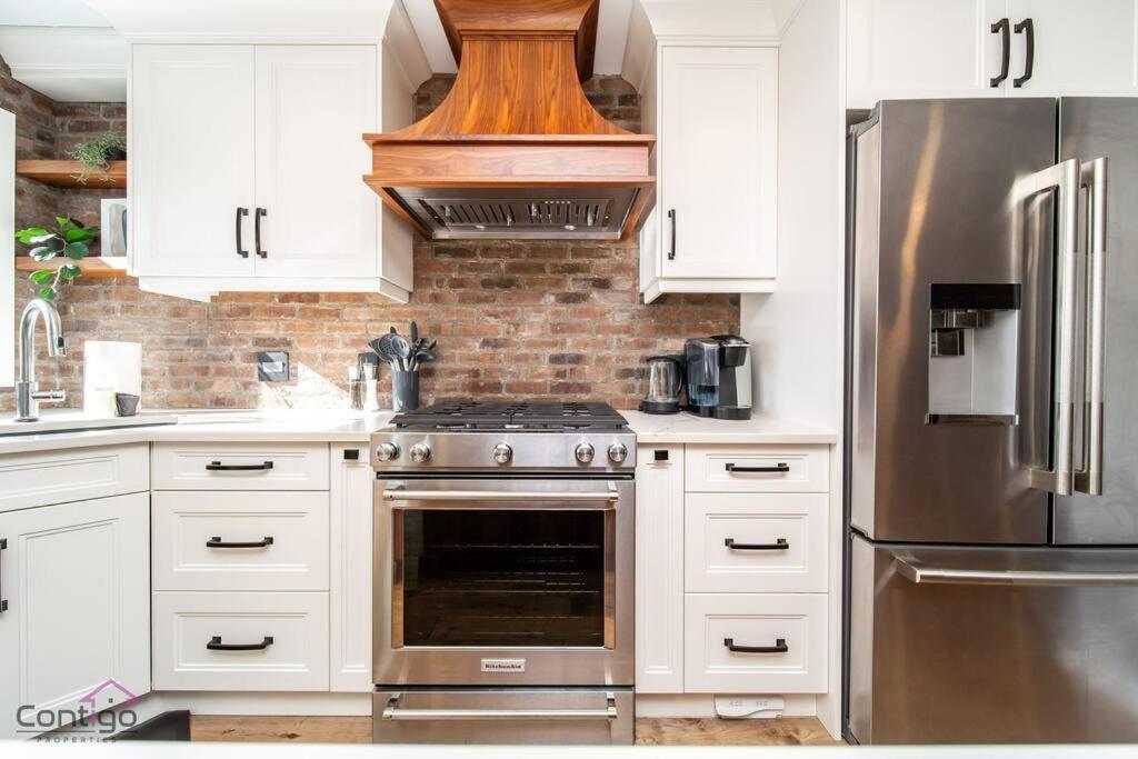 Stylish Euro Vibes Home, Small Gym, Ac, Yard, Office Edmonton