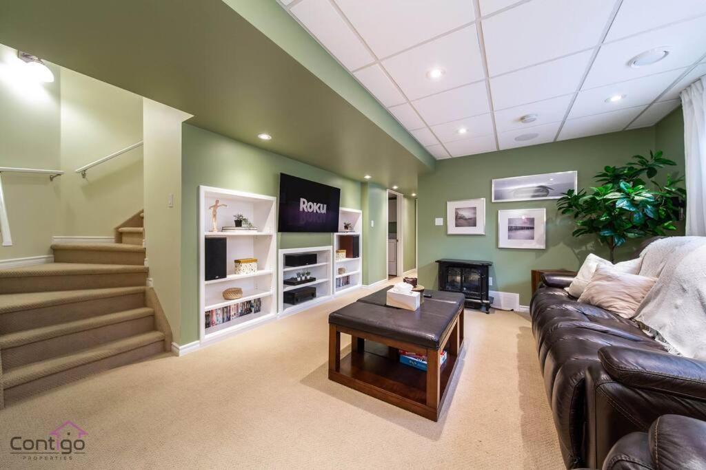 Stylish Euro Vibes Home, Small Gym, Ac, Yard, Office Holiday home Edmonton
