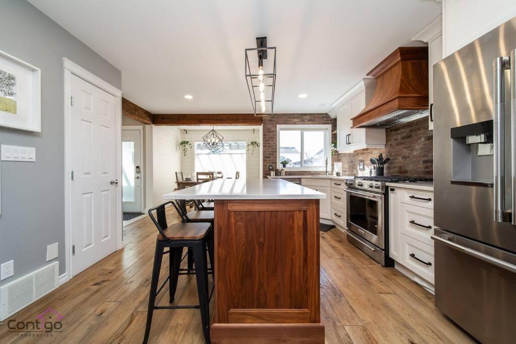 Stylish Euro Vibes Home, Small Gym, Ac, Yard, Office Edmonton