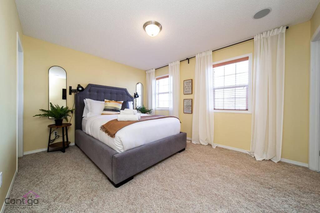Stylish Euro Vibes Home, Small Gym, Ac, Yard, Office Holiday home Edmonton