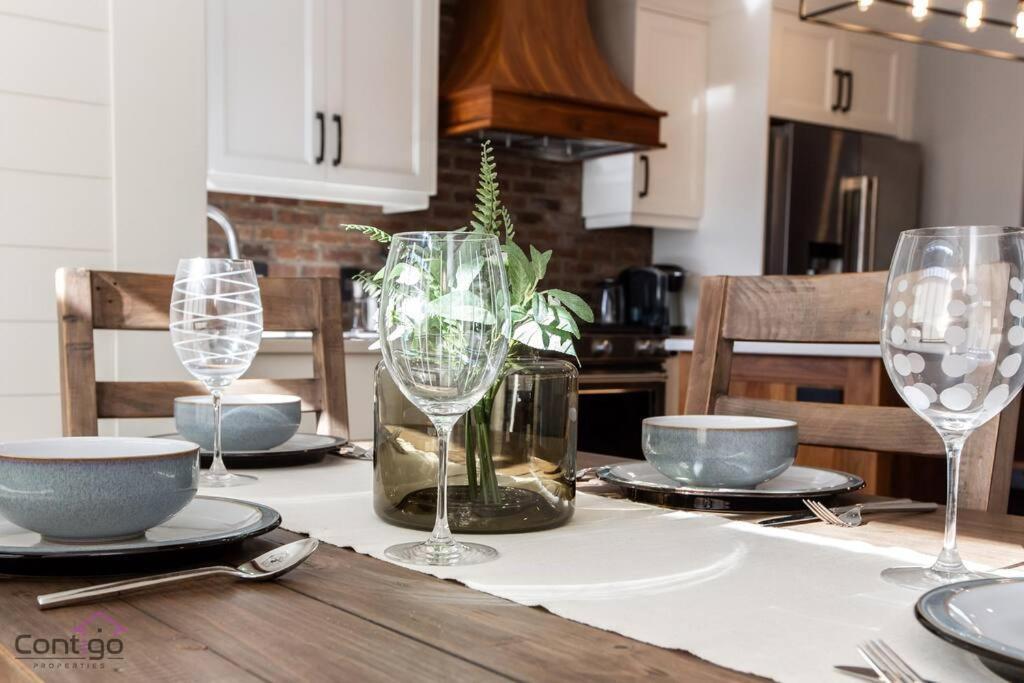 Stylish Euro Vibes Home, Small Gym, Ac, Yard, Office Holiday home Edmonton