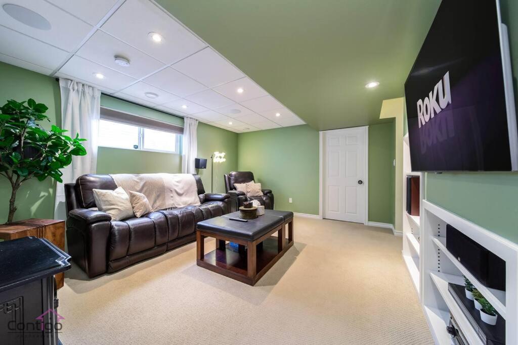 Stylish Euro Vibes Home, Small Gym, Ac, Yard, Office