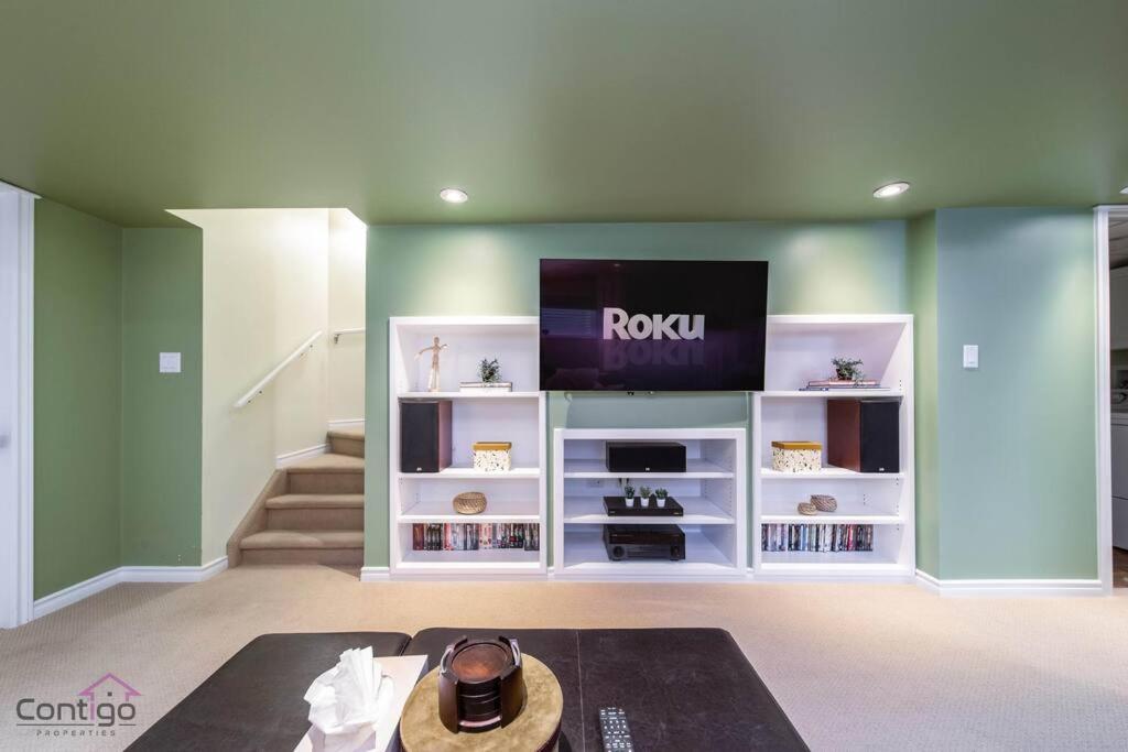 Stylish Euro Vibes Home, Small Gym, Ac, Yard, Office Holiday home Edmonton