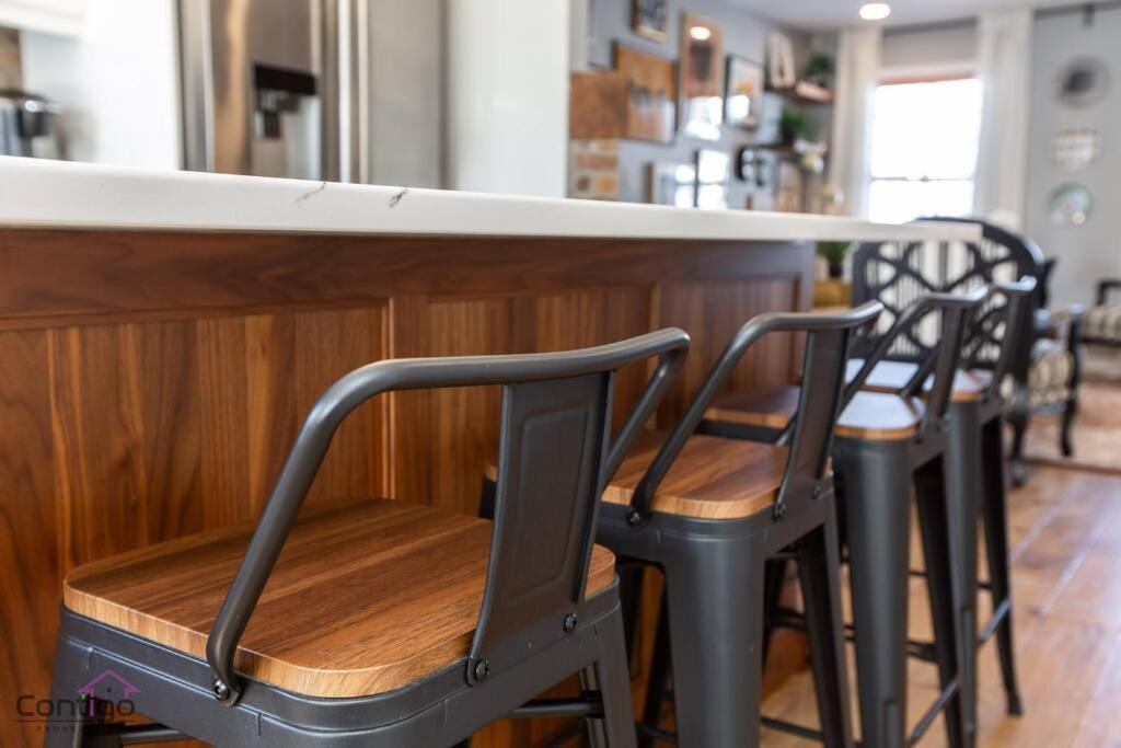 Stylish Euro Vibes Home, Small Gym, Ac, Yard, Office Edmonton