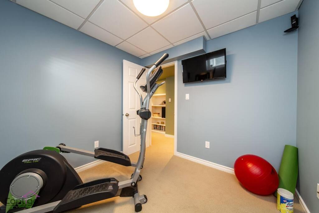 Stylish Euro Vibes Home, Small Gym, Ac, Yard, Office Holiday home *