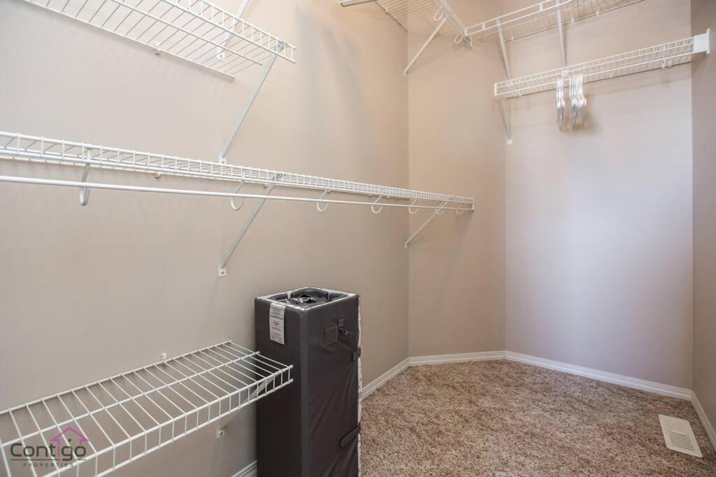 Holiday home Stylish Euro Vibes Home, Small Gym, Ac, Yard, Office Edmonton