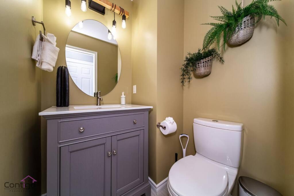 Holiday home Stylish Euro Vibes Home, Small Gym, Ac, Yard, Office Edmonton