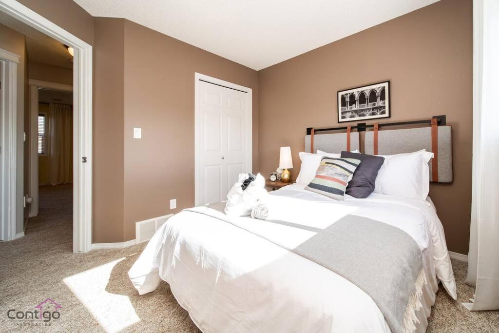 Stylish Euro Vibes Home, Small Gym, Ac, Yard, Office * Edmonton